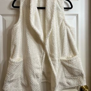 Croft and Barrow faux fur vest off-white petites size small Brand new with tags
